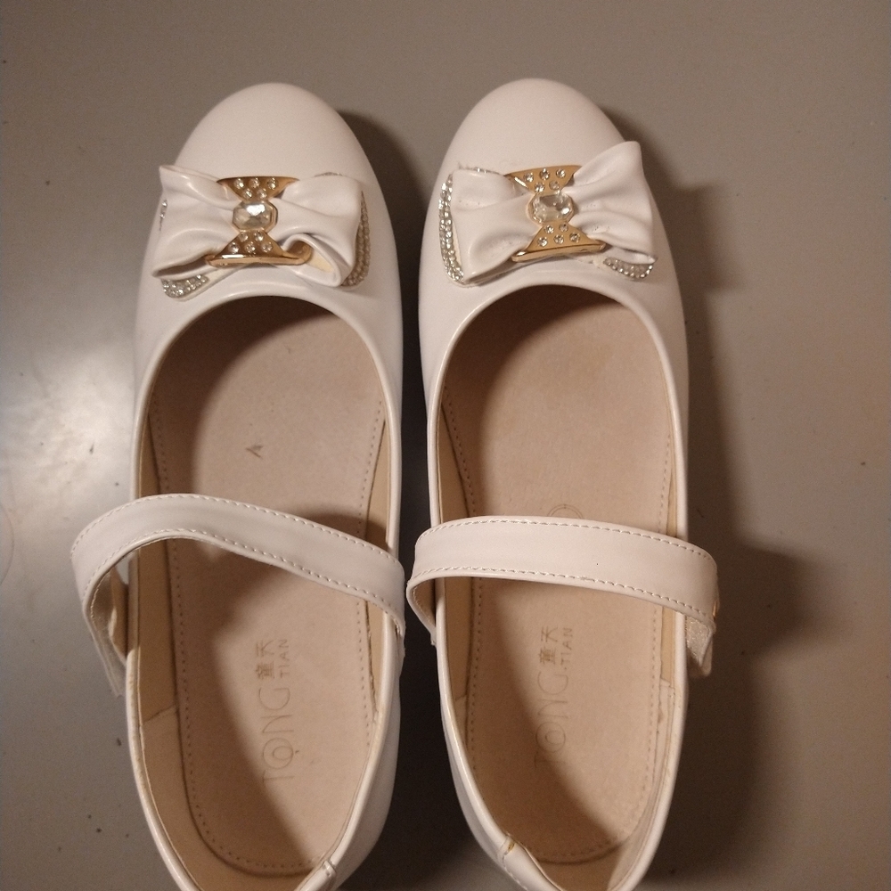 NWOT White leather flats